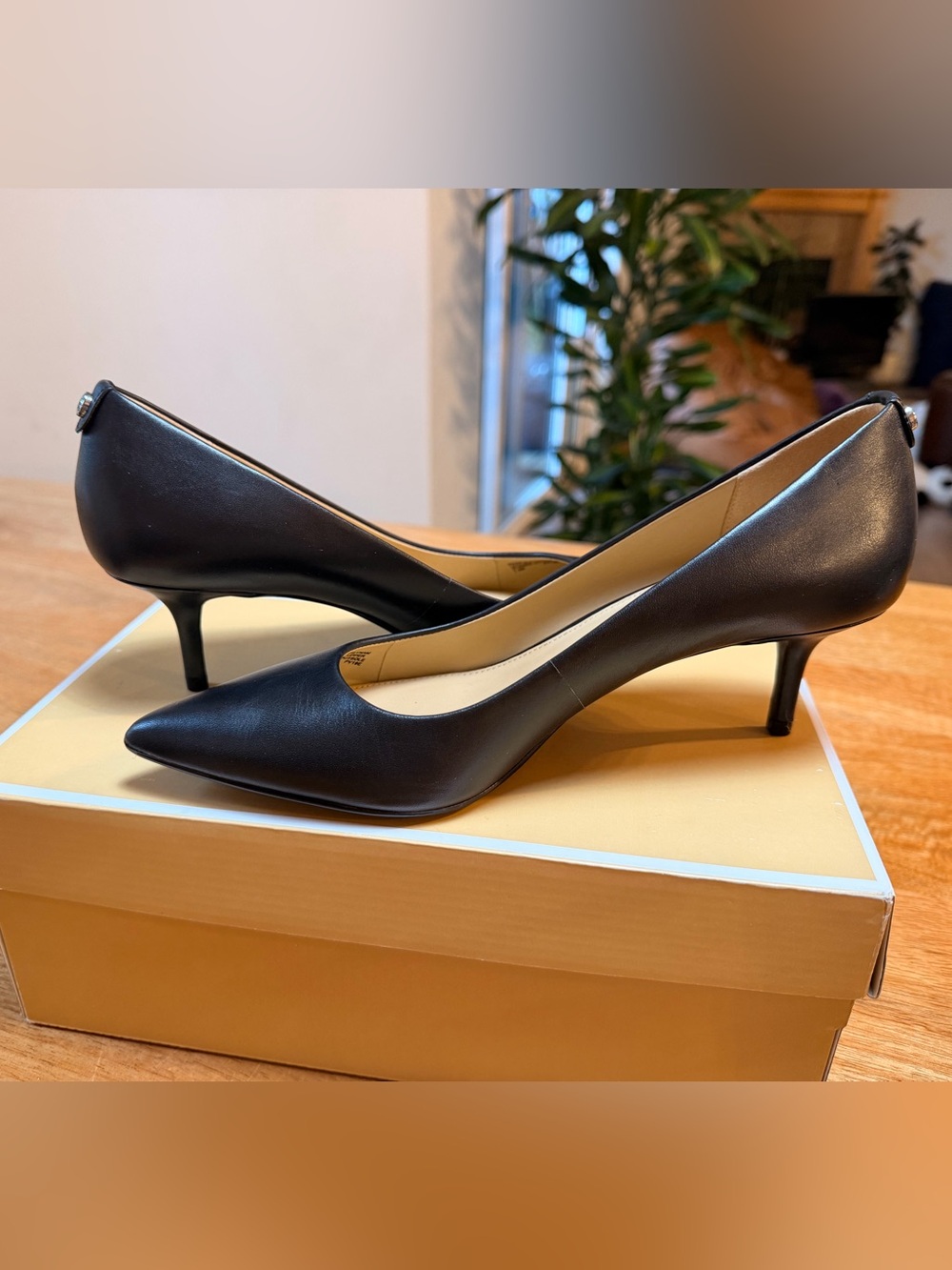 New Michael Kors Black Leather Flex Kitten Pumps Pointed Toe Kitten Heel Pumps